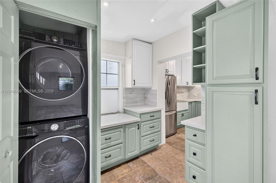 For Rent: $3,200 (2 beds, 1 baths, 1389 Square Feet)
