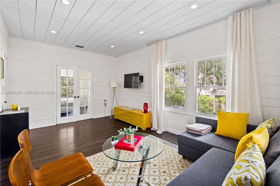 For Rent: $2,890 (2 beds, 1 baths, 760 Square Feet)