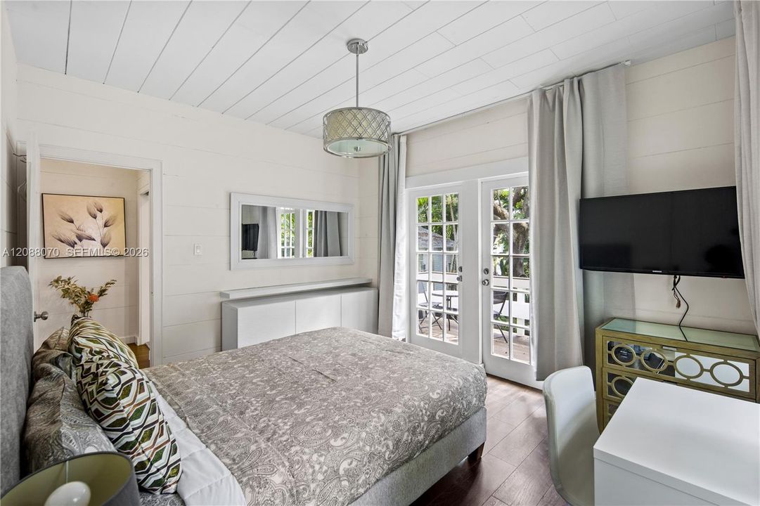 For Rent: $2,890 (2 beds, 1 baths, 760 Square Feet)