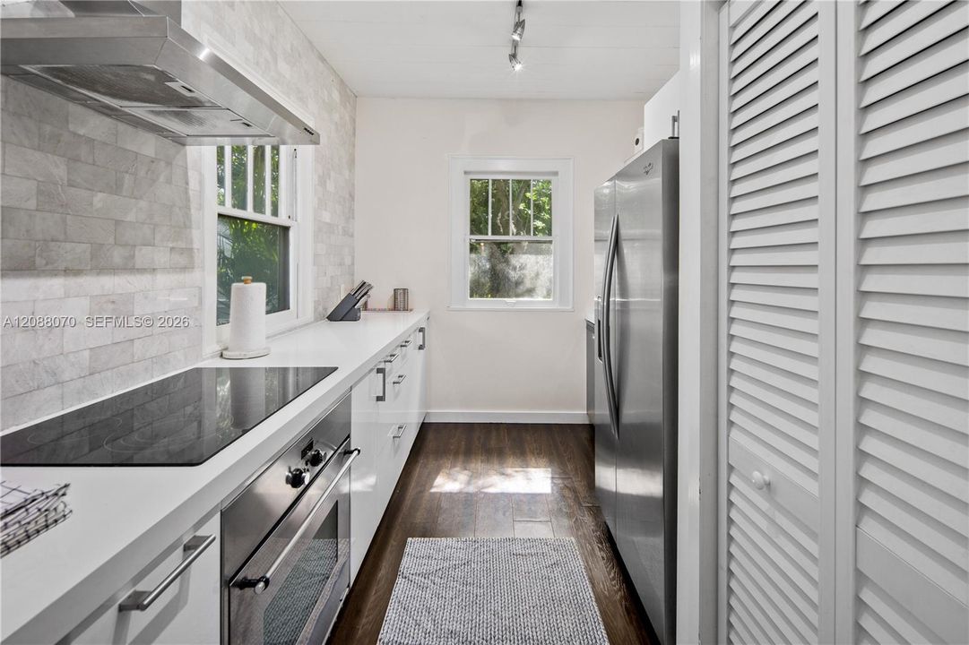 For Rent: $2,890 (2 beds, 1 baths, 760 Square Feet)