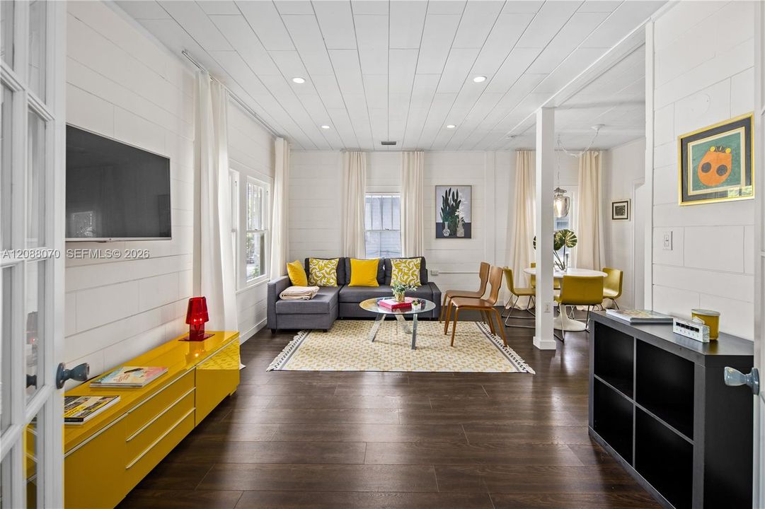 For Rent: $2,890 (2 beds, 1 baths, 760 Square Feet)