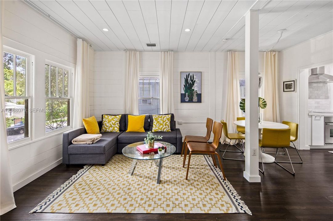 For Rent: $2,890 (2 beds, 1 baths, 760 Square Feet)