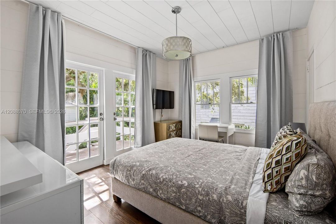 For Rent: $2,890 (2 beds, 1 baths, 760 Square Feet)