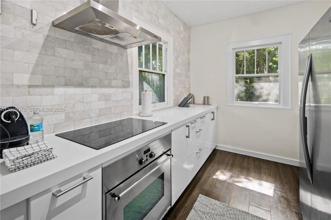 For Rent: $2,890 (2 beds, 1 baths, 760 Square Feet)