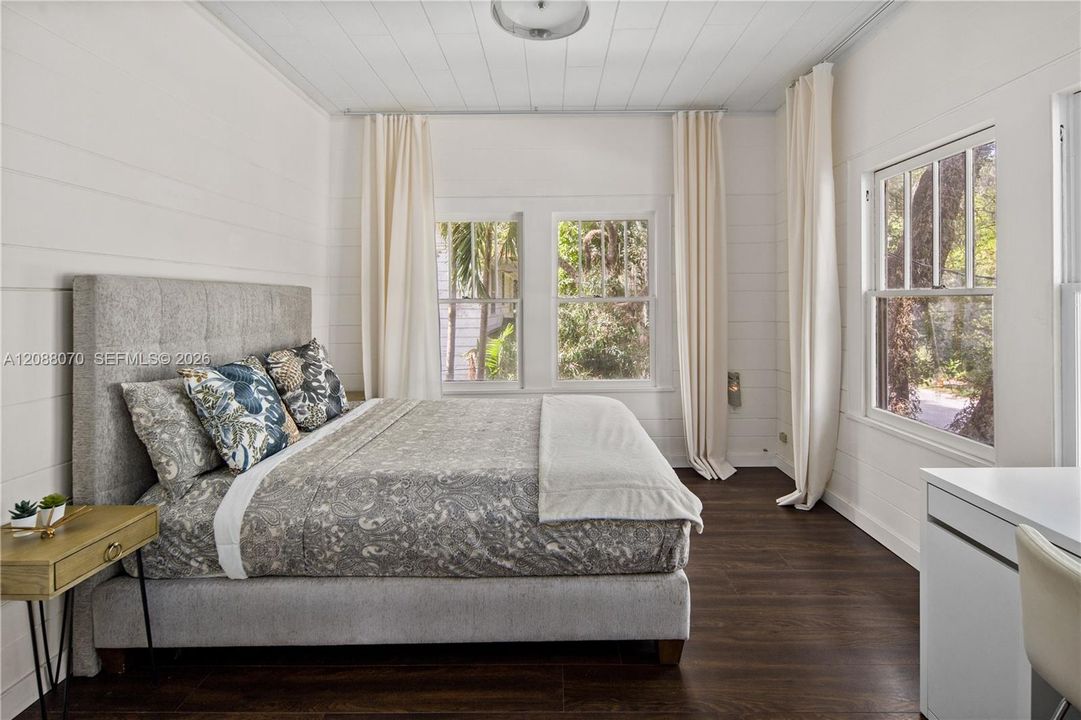 For Rent: $2,890 (2 beds, 1 baths, 760 Square Feet)