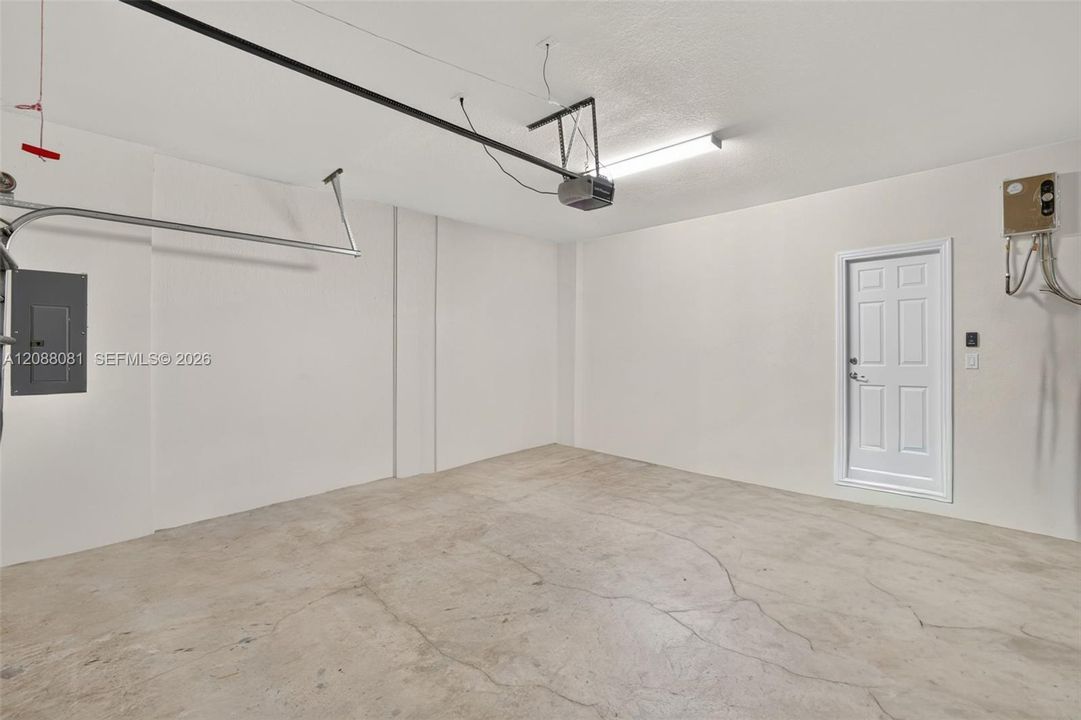 Activo con contrato: $599,000 (3 camas, 2 baños, 1938 Pies cuadrados)