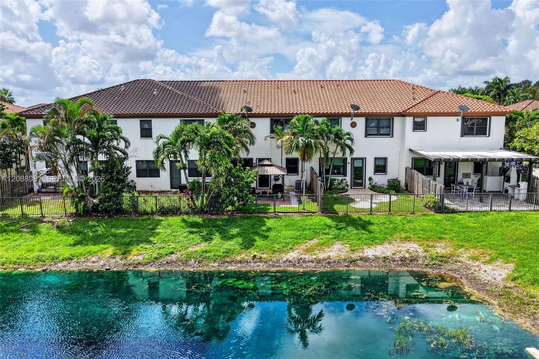 Activo con contrato: $599,000 (3 camas, 2 baños, 1938 Pies cuadrados)