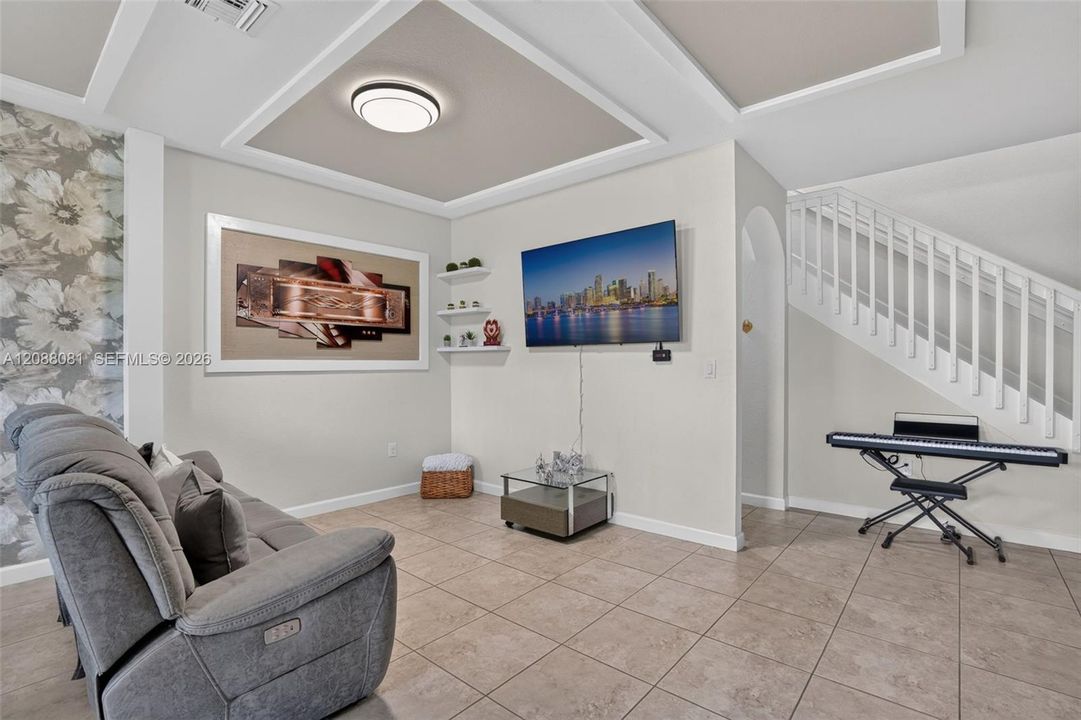 Activo con contrato: $599,000 (3 camas, 2 baños, 1938 Pies cuadrados)