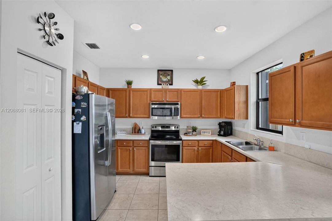 Activo con contrato: $599,000 (3 camas, 2 baños, 1938 Pies cuadrados)