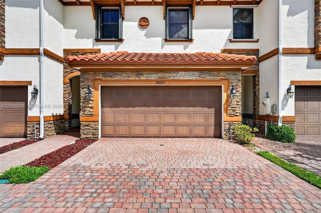 Activo con contrato: $599,000 (3 camas, 2 baños, 1938 Pies cuadrados)
