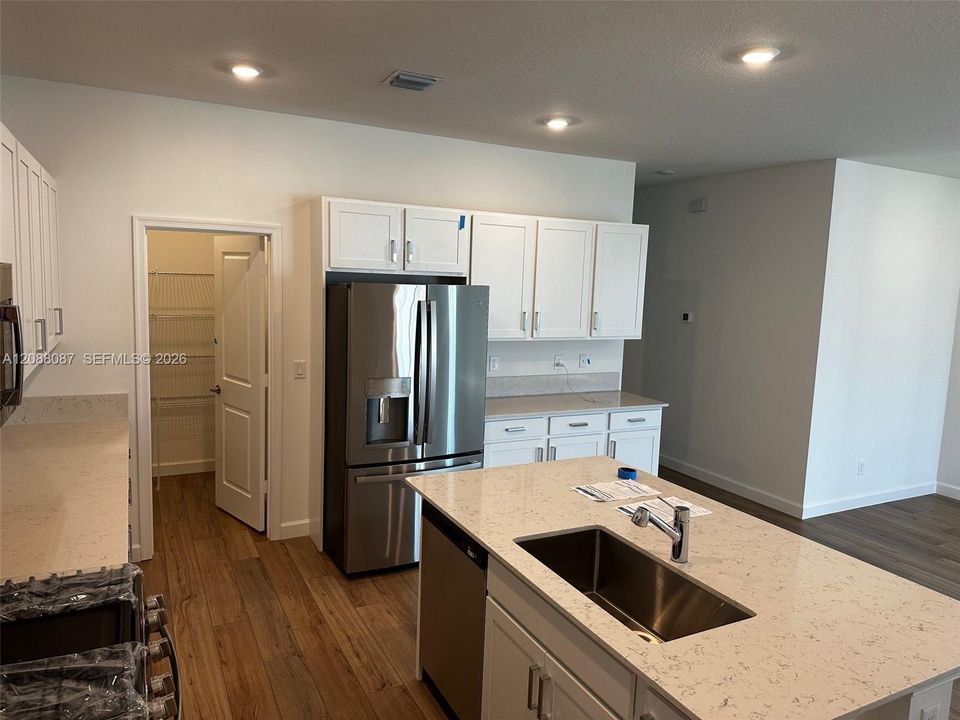 For Rent: $3,300 (3 beds, 2 baths, 1952 Square Feet)