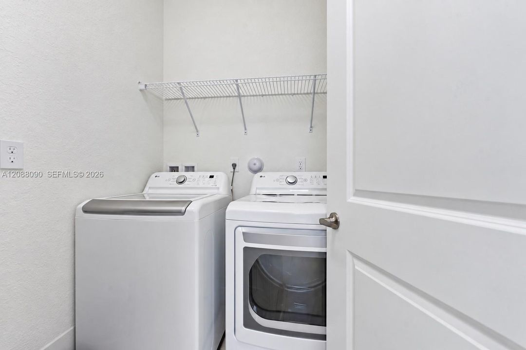En Venta: $889,999 (4 camas, 3 baños, 1927 Pies cuadrados)