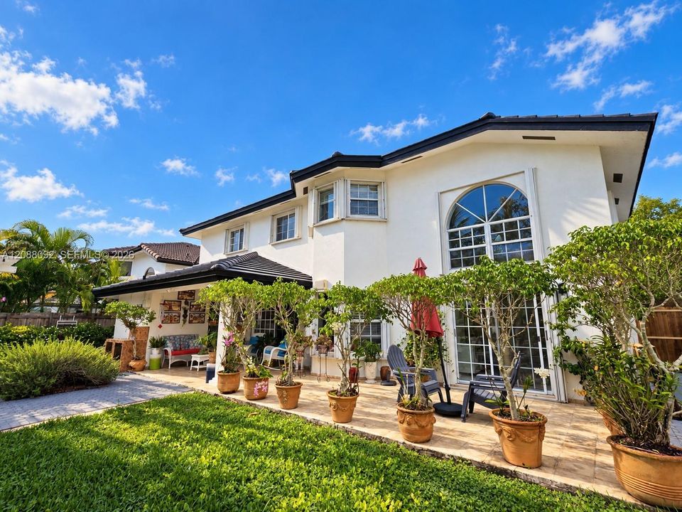 En Venta: $865,000 (4 camas, 3 baños, 2314 Pies cuadrados)