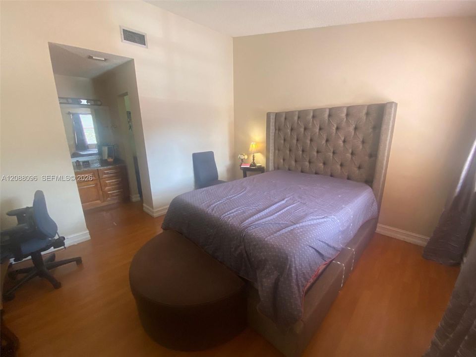 В аренду: $3,100 (3 спален, 2 ванн, 1495 Квадратных фут)