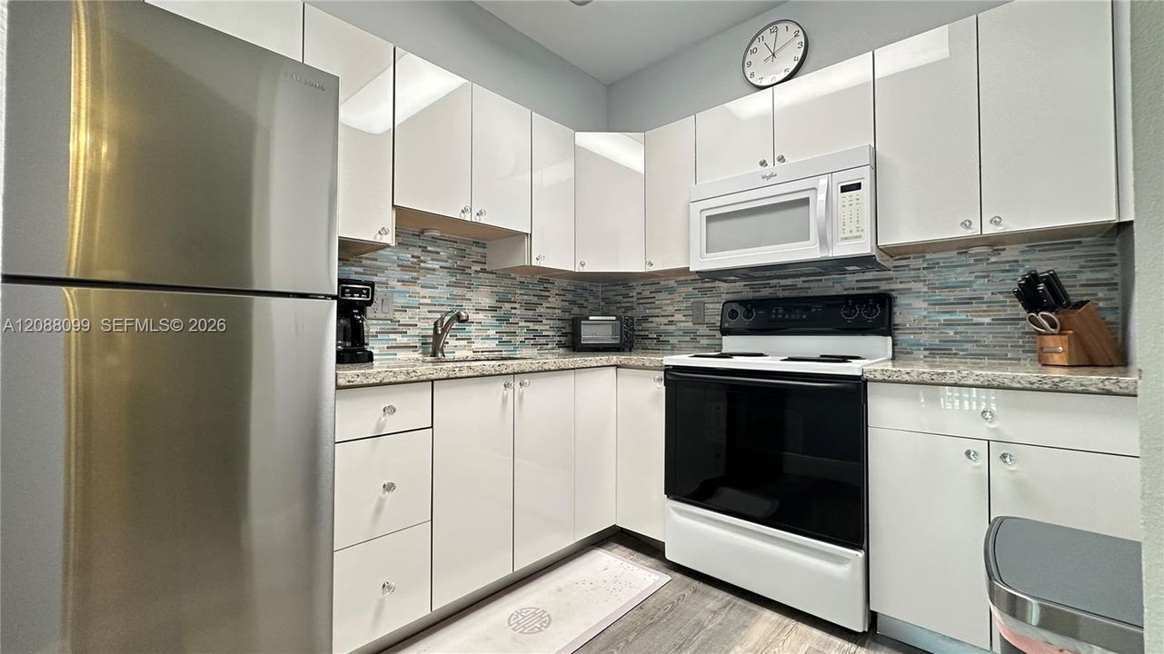 For Sale: $219,888 (1 beds, 1 baths, 690 Square Feet)