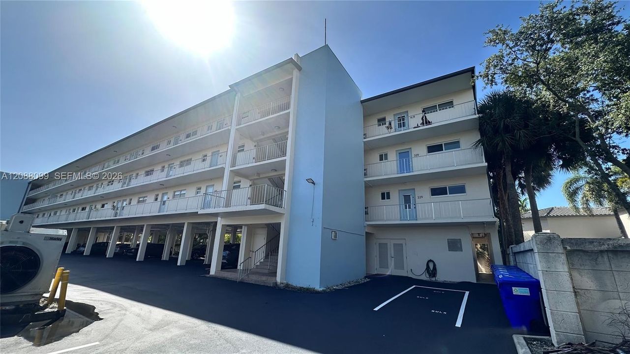 For Sale: $219,888 (1 beds, 1 baths, 690 Square Feet)