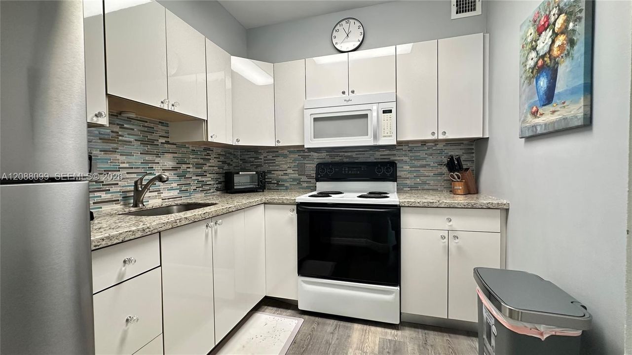 For Sale: $219,888 (1 beds, 1 baths, 690 Square Feet)