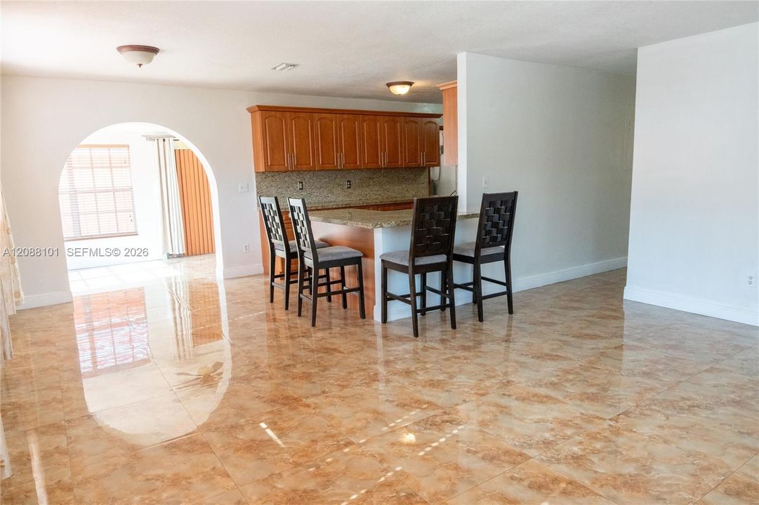 En Venta: $650,000 (4 camas, 3 baños, 2526 Pies cuadrados)