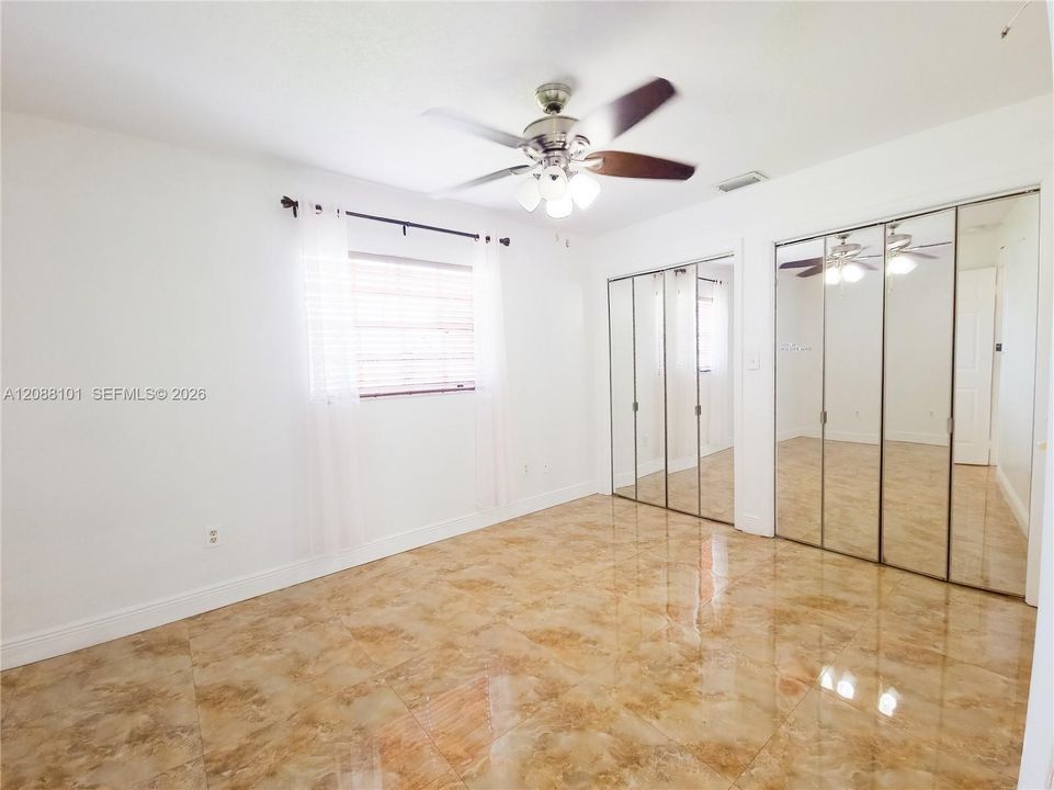 En Venta: $650,000 (4 camas, 3 baños, 2526 Pies cuadrados)