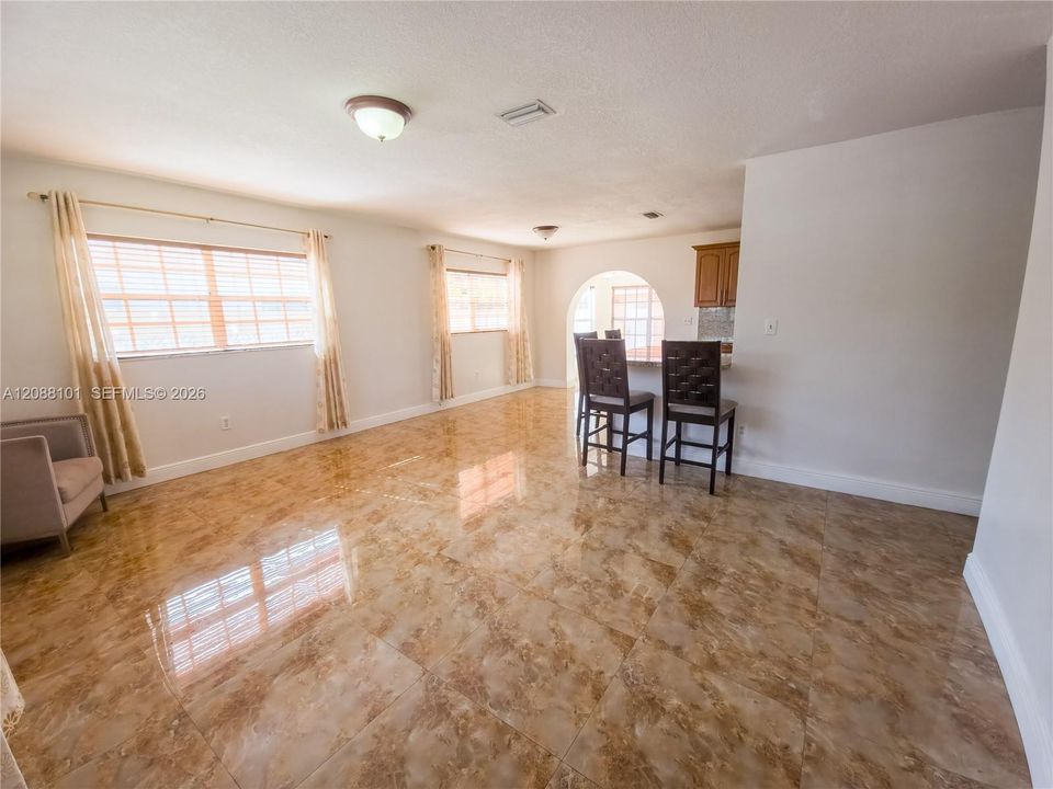 En Venta: $650,000 (4 camas, 3 baños, 2526 Pies cuadrados)