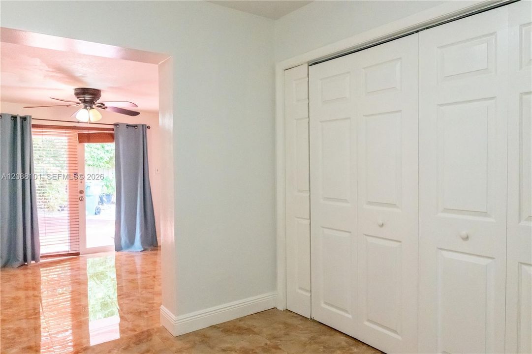 En Venta: $650,000 (4 camas, 3 baños, 2526 Pies cuadrados)