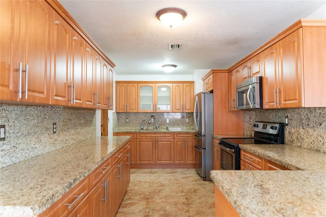 En Venta: $650,000 (4 camas, 3 baños, 2526 Pies cuadrados)