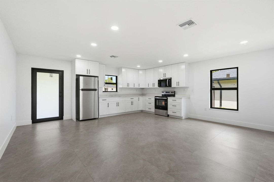 25-web-or-mls-18477_W_Sycamore_Dr_06368
