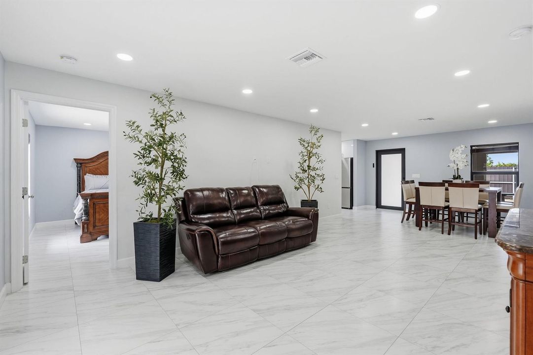 49-web-or-mls-18477_W_Sycamore_Dr_06476