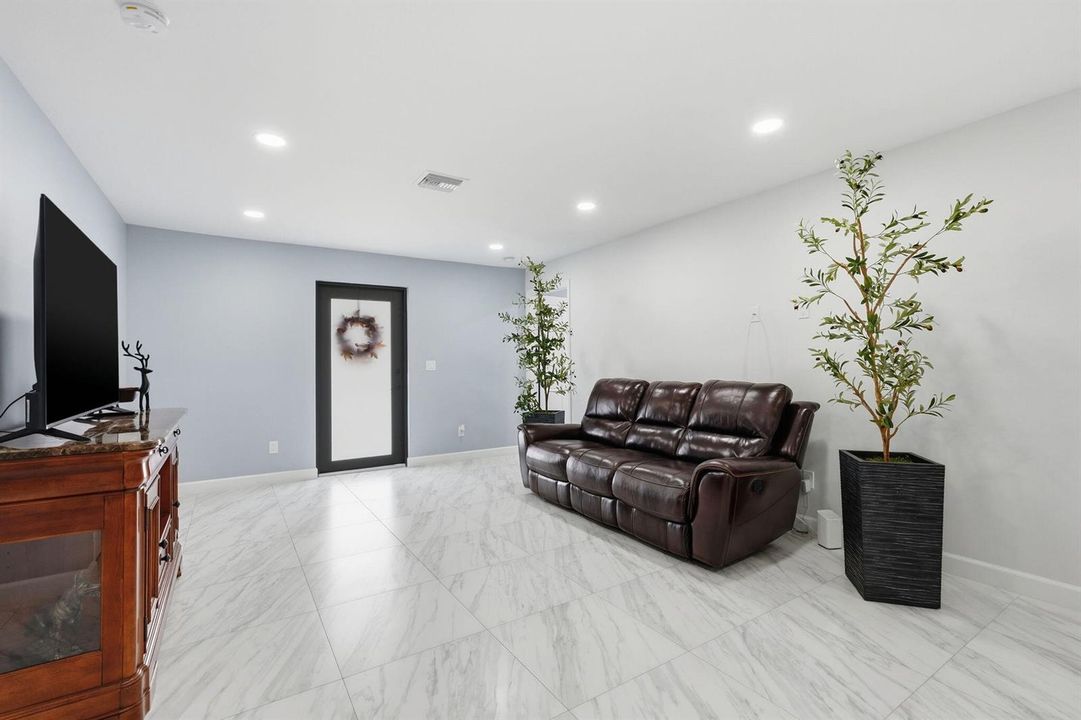 51-web-or-mls-18477_W_Sycamore_Dr_06482