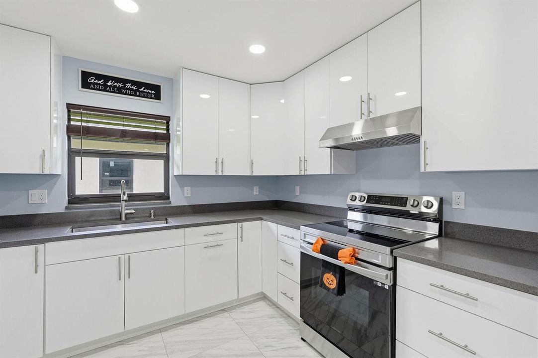 63-web-or-mls-18477_W_Sycamore_Dr_06530
