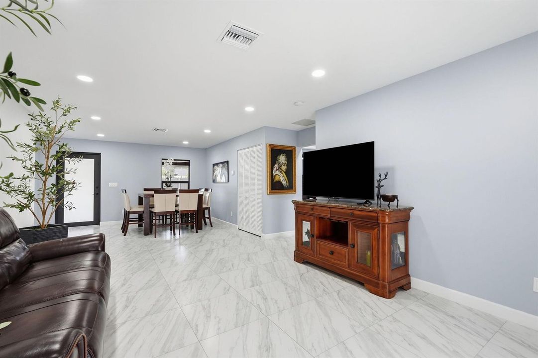 48-web-or-mls-18477_W_Sycamore_Dr_06470