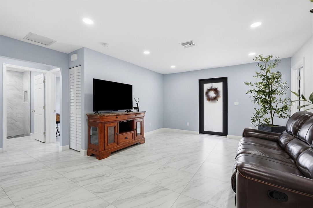 50-web-or-mls-18477_W_Sycamore_Dr_06479