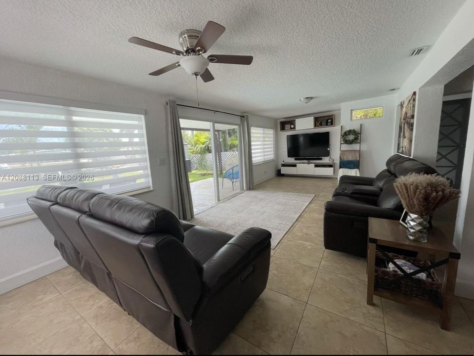 En Venta: $999,999 (3 camas, 2 baños, 1719 Pies cuadrados)
