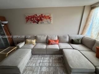 出租: $2,450 (2 贝兹, 2 浴室, 875 平方英尺)