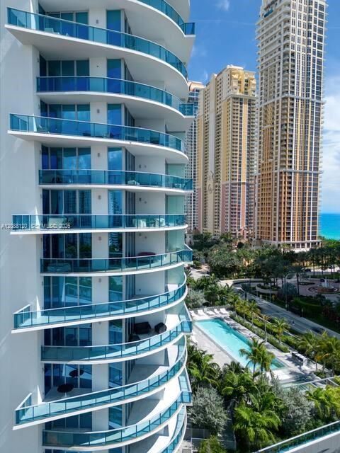 For Rent: $10,500 (3 beds, 3 baths, 2100 Square Feet)