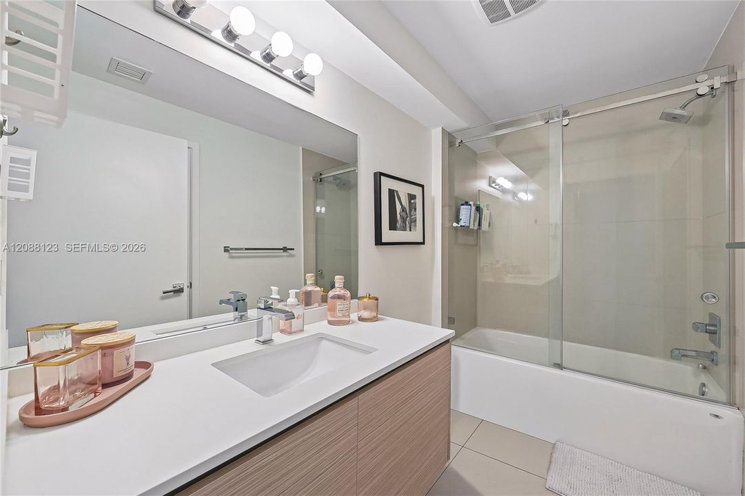 En Venta: $840,000 (3 camas, 3 baños, 1432 Pies cuadrados)