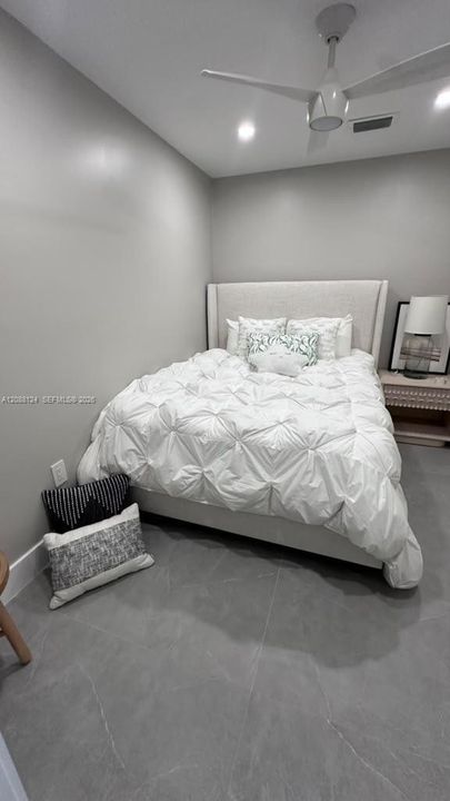 出租: $3,000 (1 贝兹, 1 浴室, 870 平方英尺)