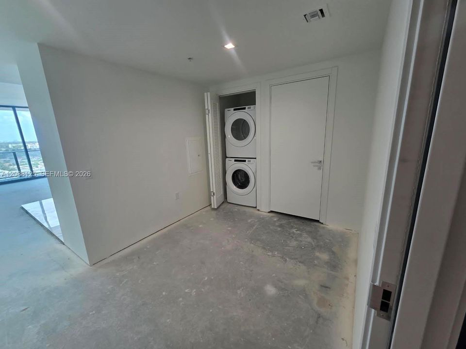 For Sale: $760,000 (1 beds, 1 baths, 950 Square Feet)