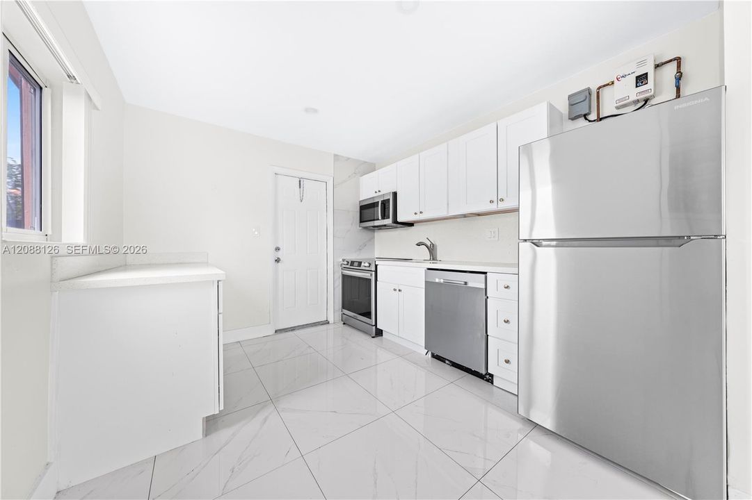 For Rent: $2,200 (2 beds, 1 baths, 1958 Square Feet)