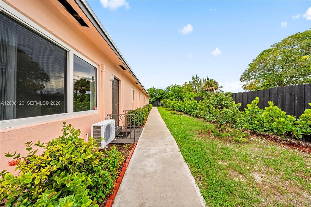 For Rent: $2,200 (2 beds, 1 baths, 1958 Square Feet)