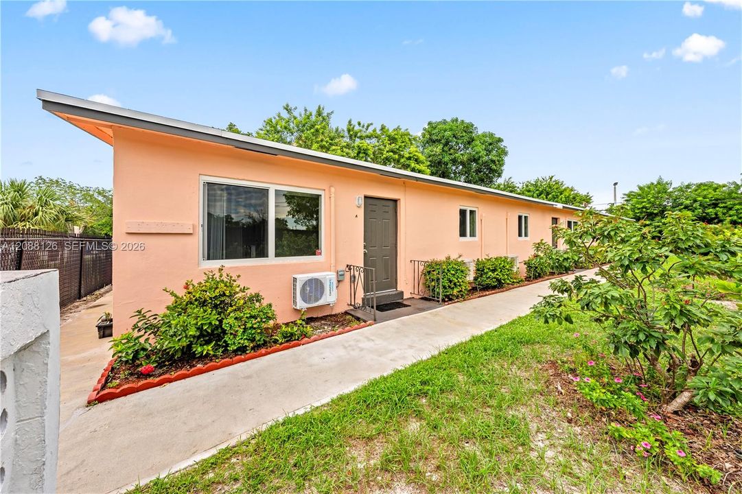 For Rent: $2,200 (2 beds, 1 baths, 1958 Square Feet)