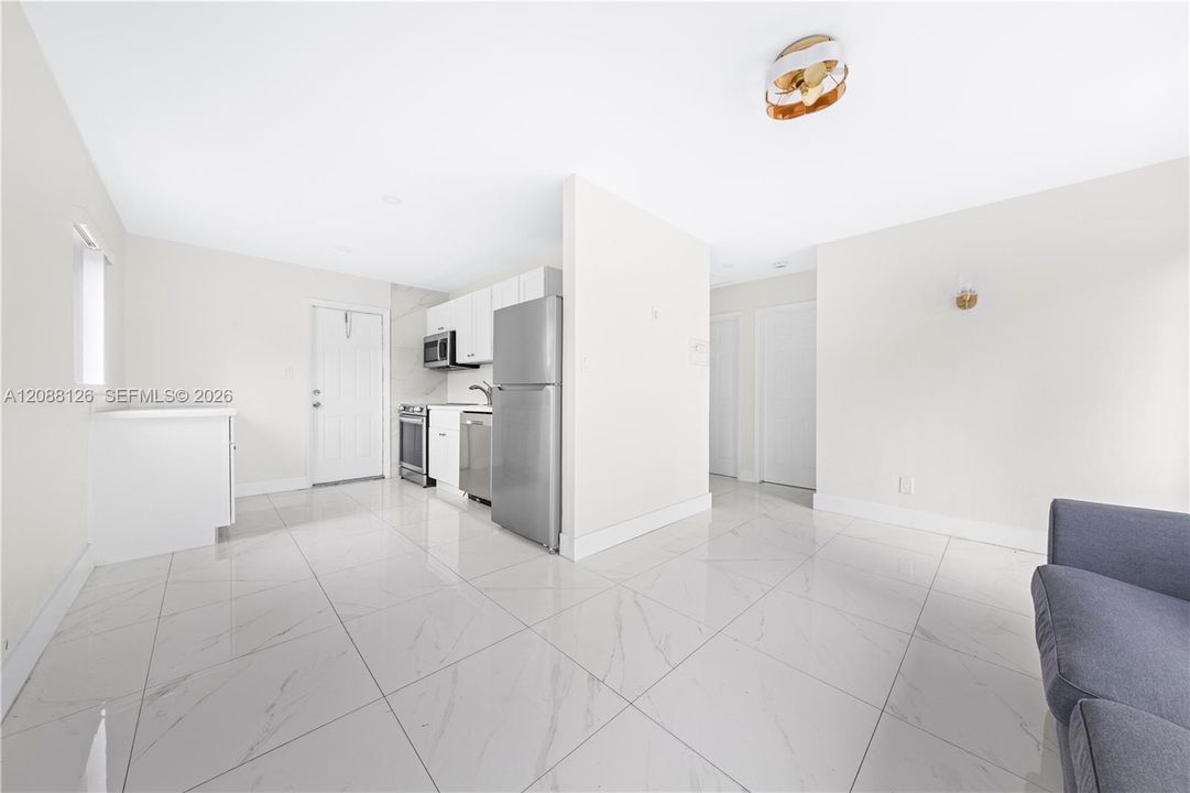 For Rent: $2,200 (2 beds, 1 baths, 1958 Square Feet)