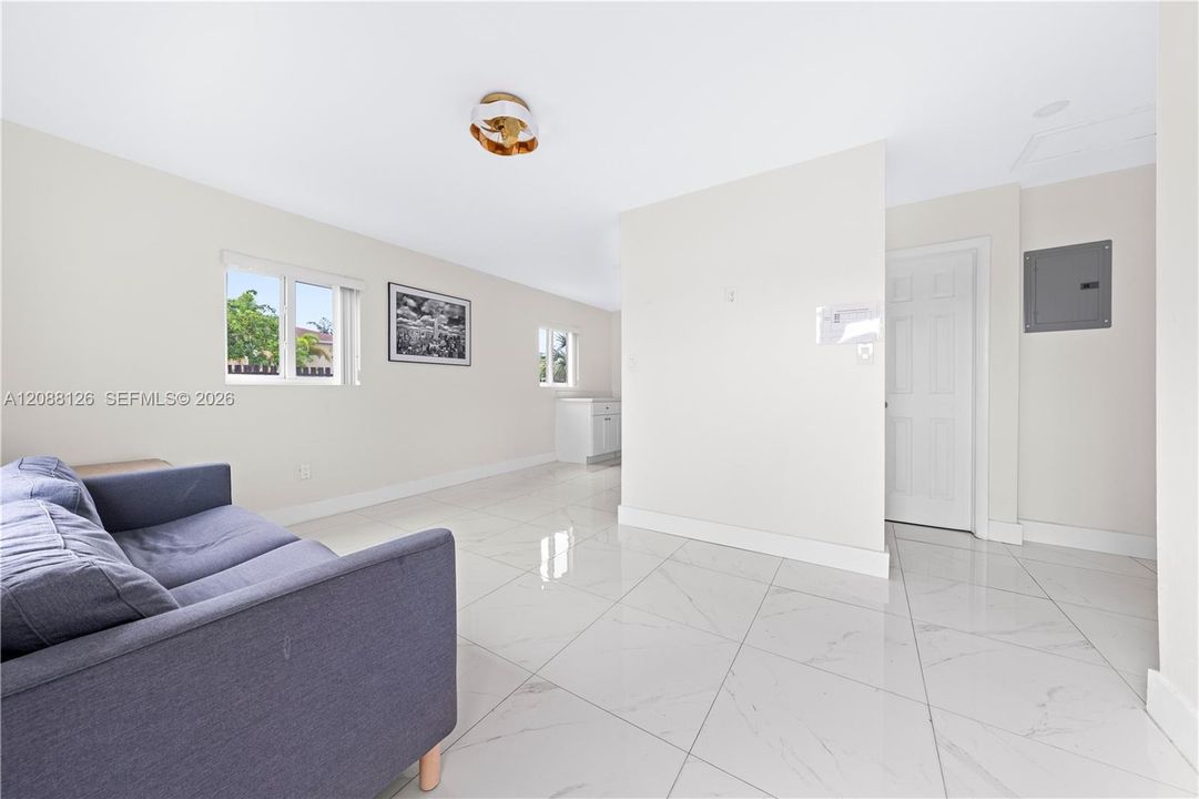 For Rent: $2,200 (2 beds, 1 baths, 1958 Square Feet)