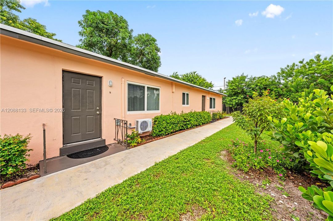 For Rent: $2,200 (2 beds, 1 baths, 1958 Square Feet)
