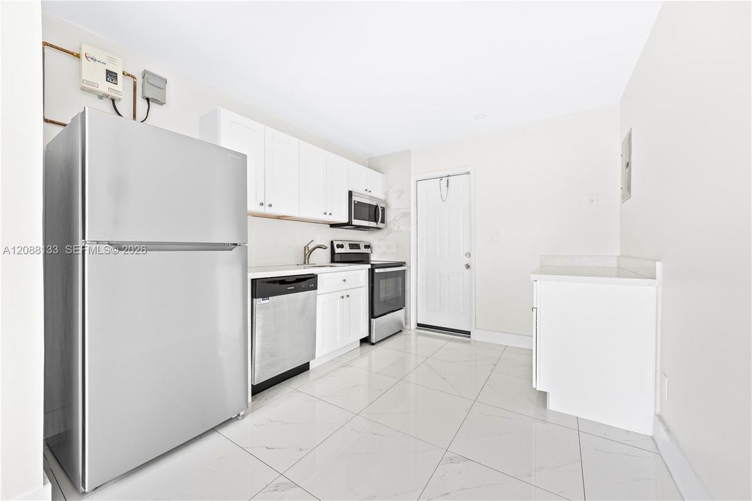 For Rent: $2,200 (2 beds, 1 baths, 1958 Square Feet)