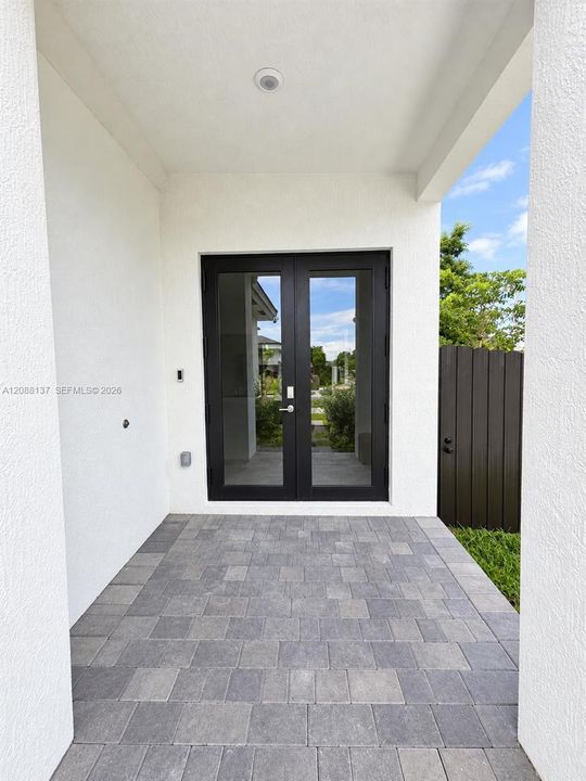 For Rent: $4,000 (3 beds, 2 baths, 2424 Square Feet)