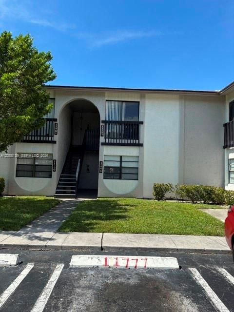 For Sale: $189,900 (2 beds, 2 baths, 800 Square Feet)