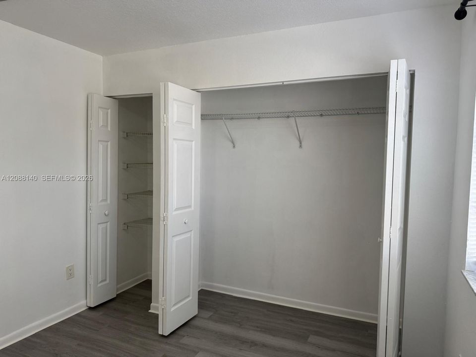 For Sale: $179,800 (2 beds, 1 baths, 863 Square Feet)