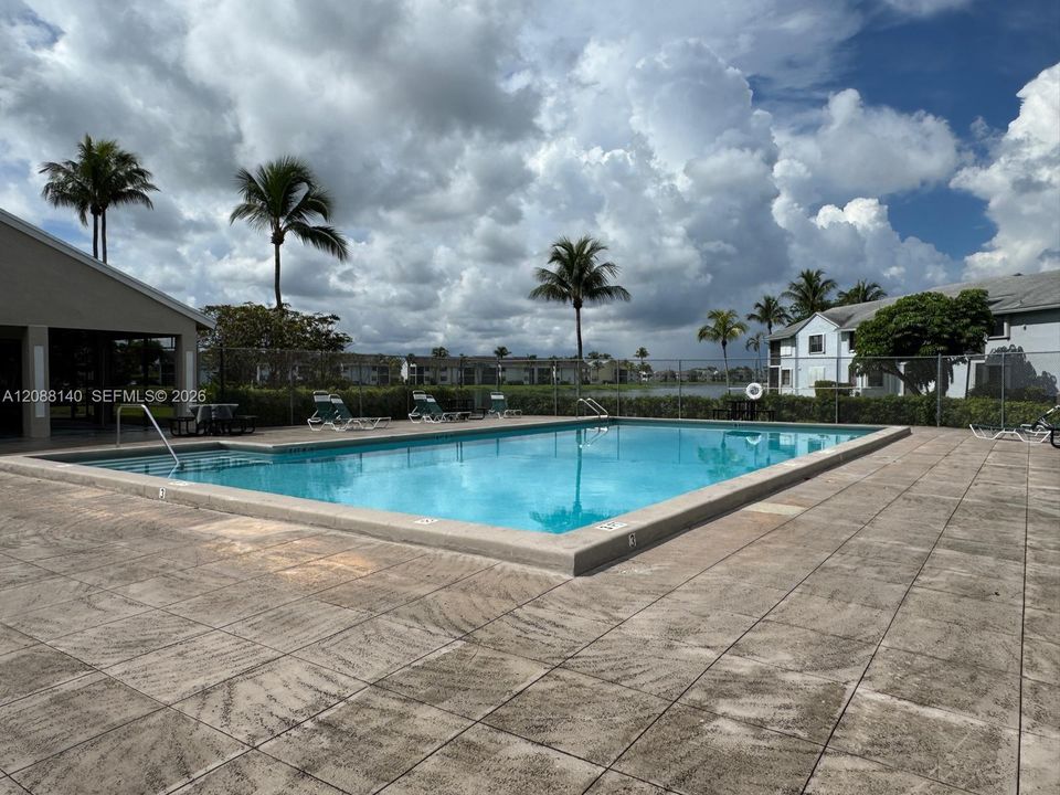 For Sale: $179,800 (2 beds, 1 baths, 863 Square Feet)