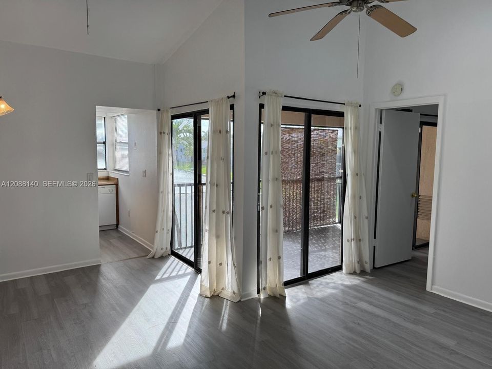 For Sale: $179,800 (2 beds, 1 baths, 863 Square Feet)